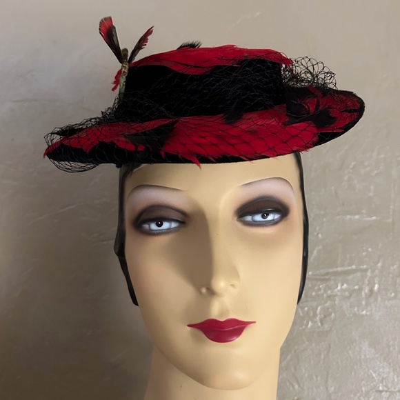IMPOSING 1930's BLACK VELOUR TILT HAT COVERED IN RED/BLACK FEATHERS + VEIL - Picture 4 of 12
